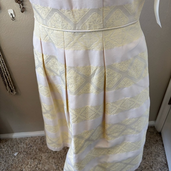 Copy NWT Maggy London Yellow and Cream Sleeveless Midi Dress - Picture 4 of 10